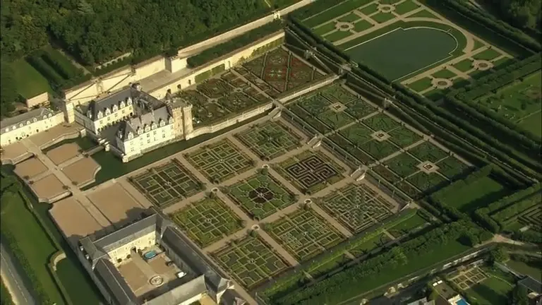 Zahrady zámku Villandry fascinují svou geometrií i romantikou se srdíčky