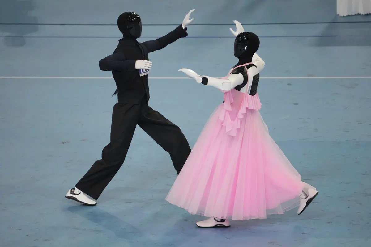 FOTO: Sportovci z kovu a čipů. Peking zaplnily tisíce humanoidních robotů