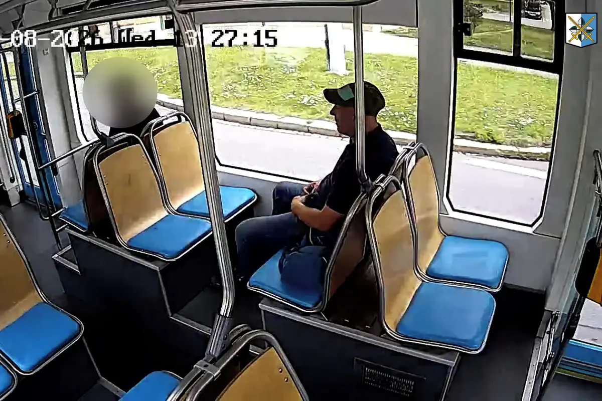 Muž se ukájí před dívkami v ostravských tramvajích. Policie zveřejnila video