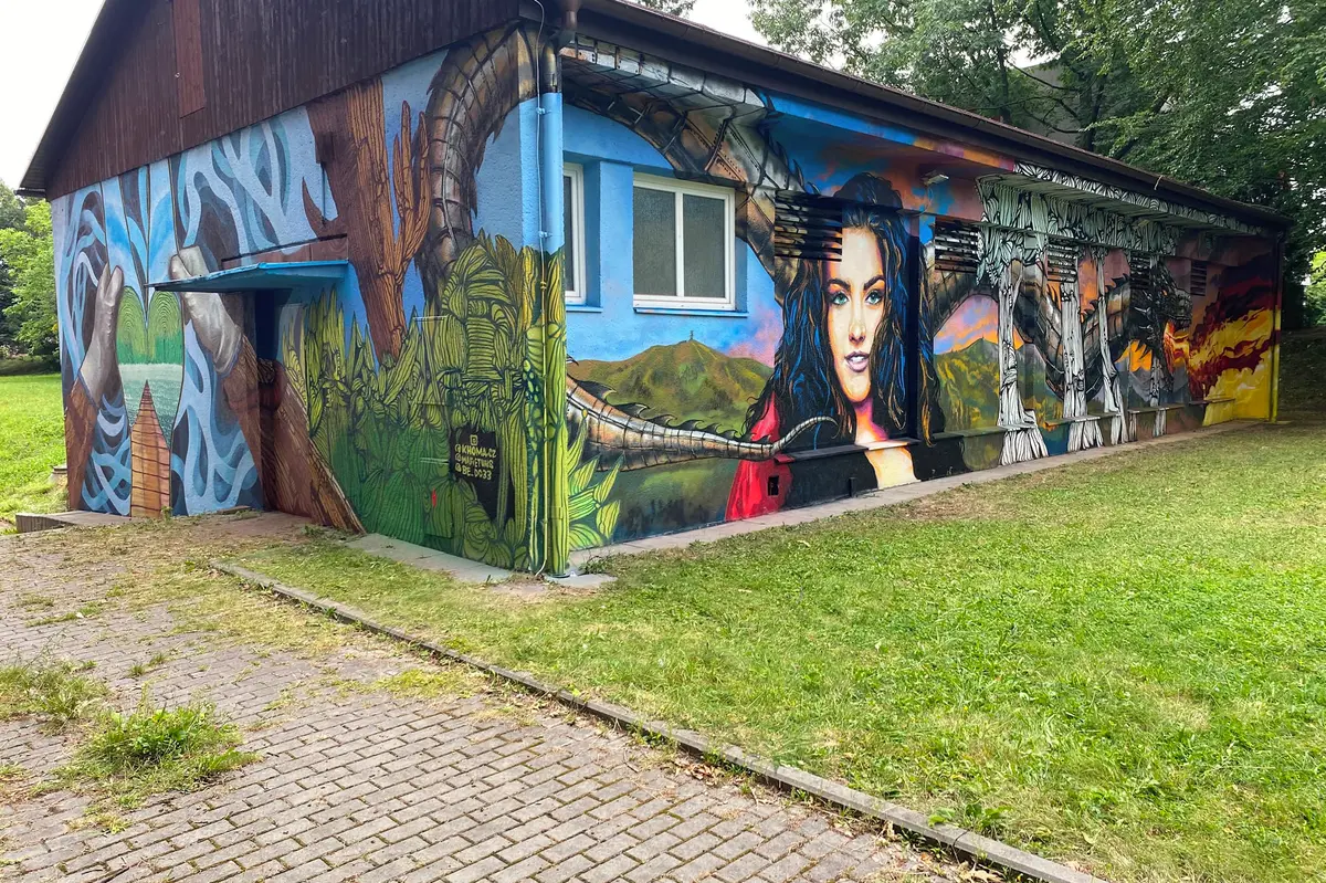 Farna pozoruje život v Třinci z muralu, jejími sousedy jsou drak i Olše