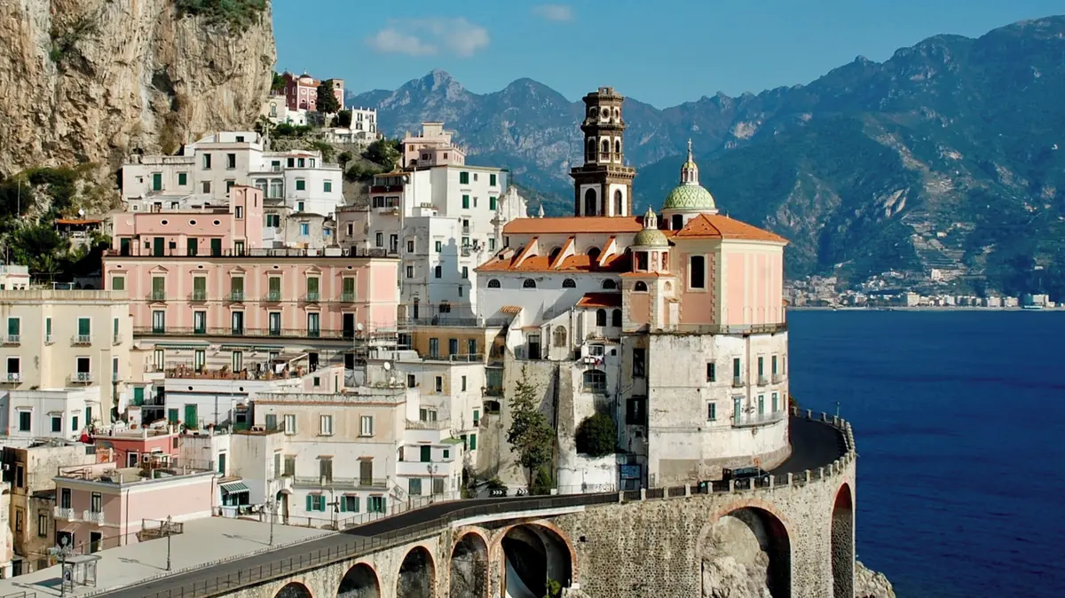 Nejkrásnější městečka světa? Žebříčku kraluje perla z pobřeží Amalfi