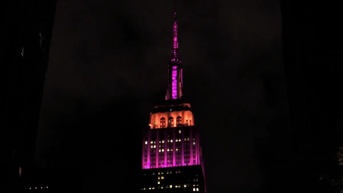 Na počest Dolly Partonové se večer rozzářila budova Empire State Building do růžova