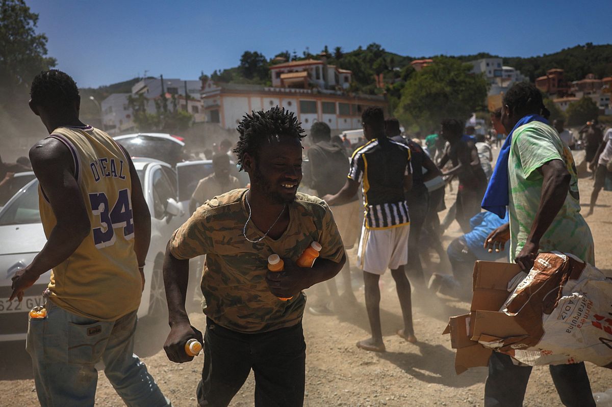 Desítky migrantů ze Ceuty se dostaly na španělskou pevninu