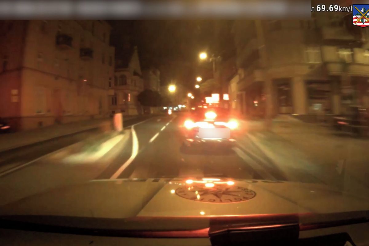 Muž na Chebsku okradl svou babičku a pak v jejím autě ujížděl policistům