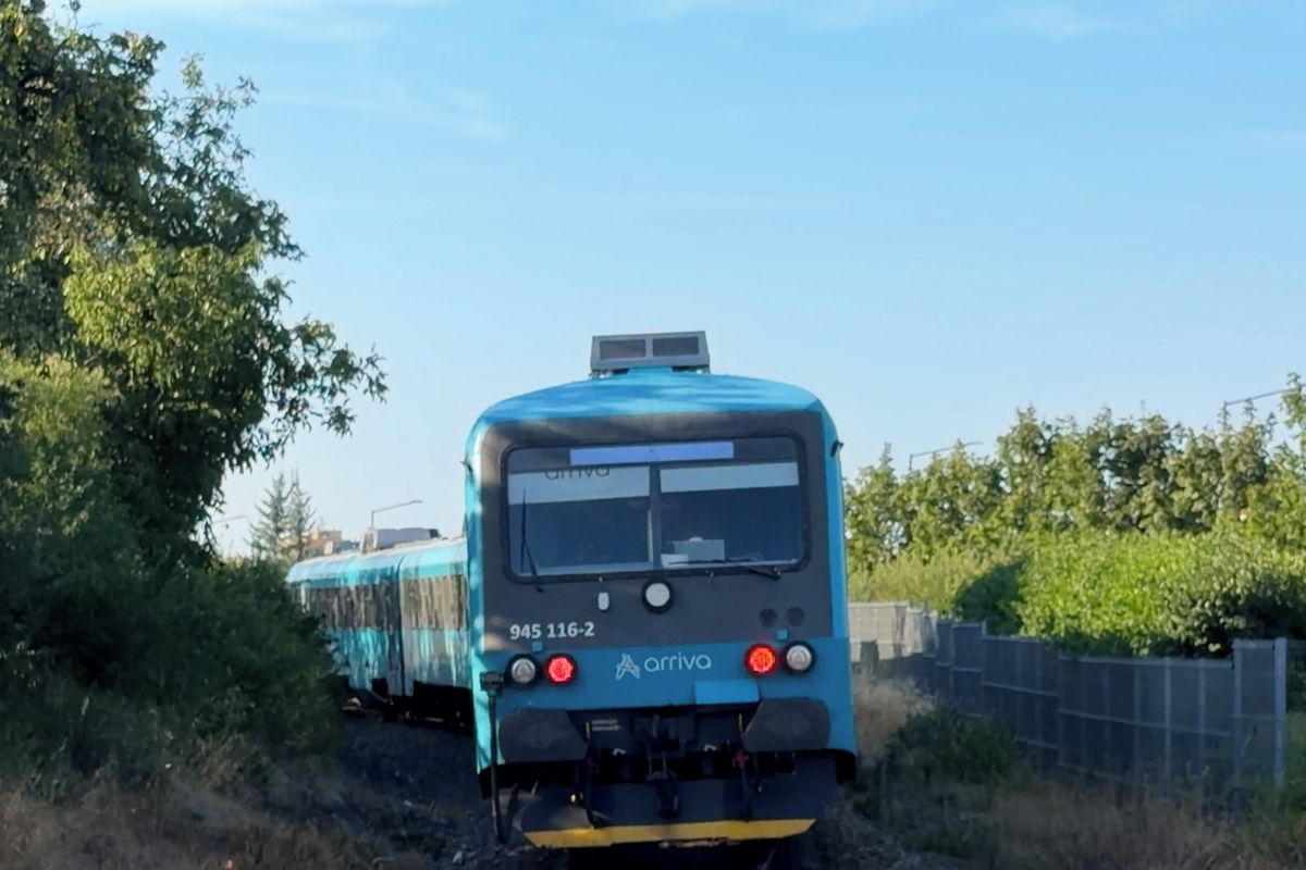 Řidič ujel od havárky s vlakem u Kladna. Na místě nechal nárazník i s SPZ
