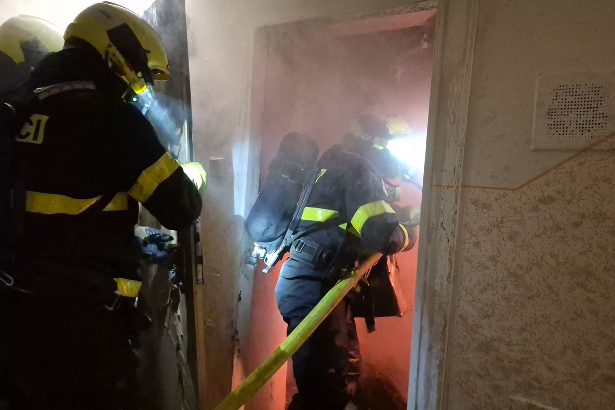 Hasiči v noci kvůli požáru koloběžky evakuovali přes třicet lidí. Dvě osoby kouř uvěznil