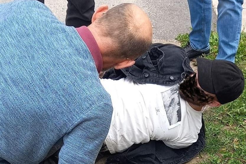 Podvodníci poslali kurýra pro statisíce, na ulici ho zadržela kriminálka