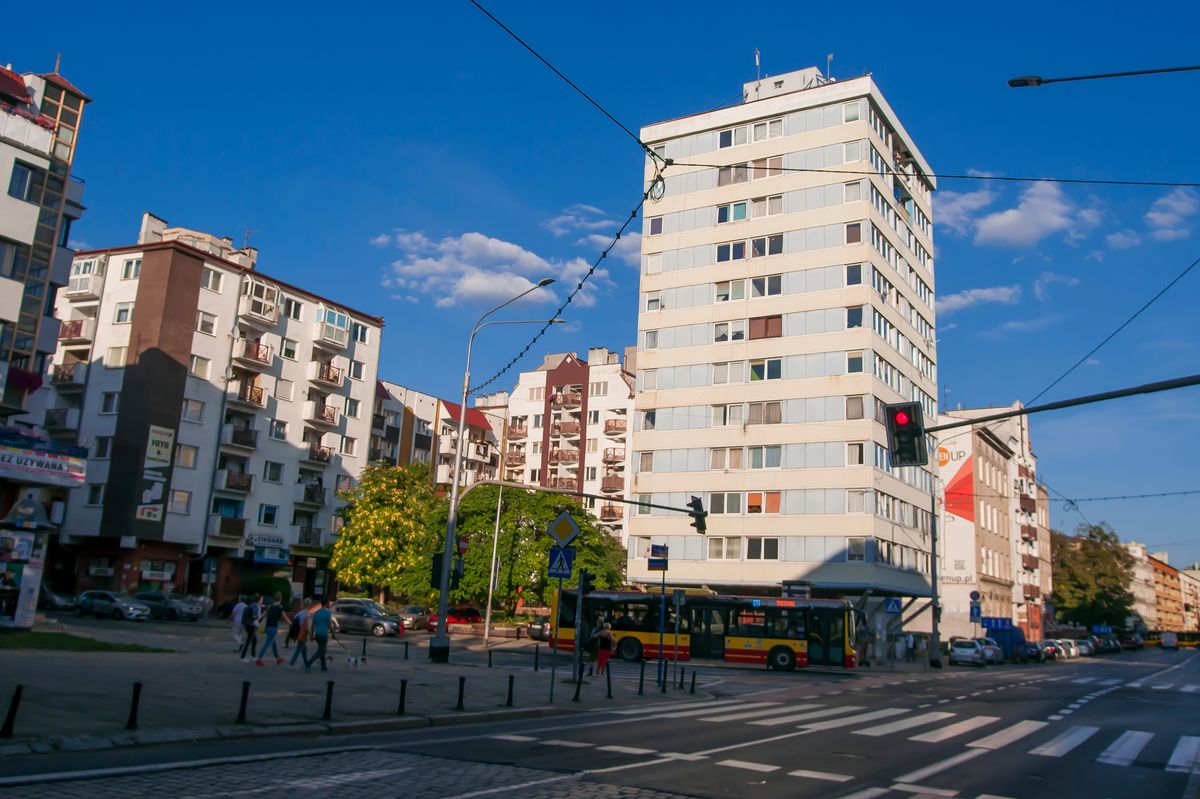 Lednička letěla z okna v devátém patře, vyklízecí firma si ve Vratislavi zjednodušila práci