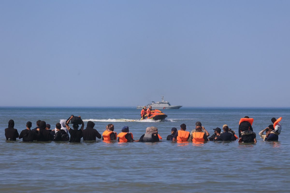 V Lamanšském průlivu vzplál člun se 157 migranty