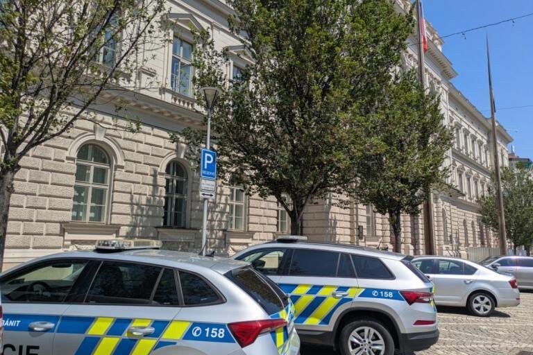 Policie evakuovala Ústavní soud v Brně, dělníci našli munici