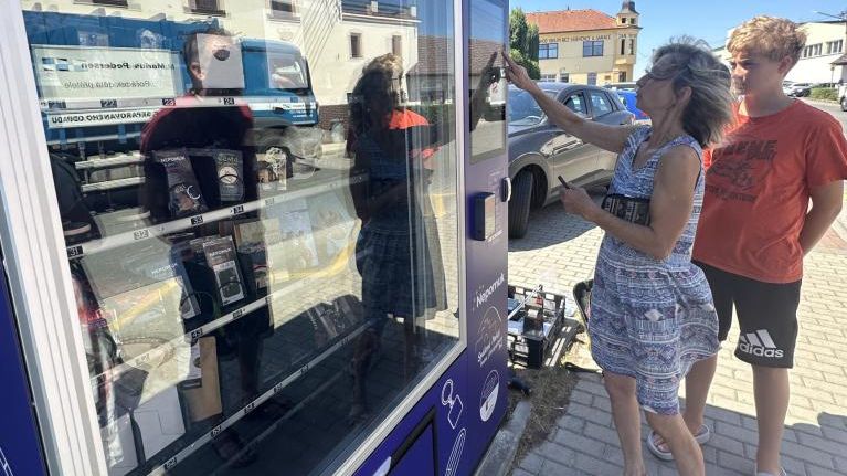 Pro suvenýry kdykoliv. Nepomuk na Plzeňsku spustil originální automat