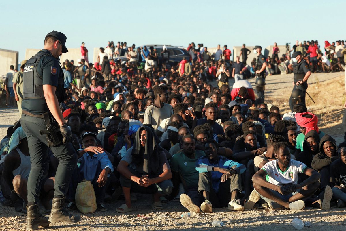 FOTO: Ceuta po náporu migrantů. Tisíce jich zůstaly a stojí fronty na pomoc