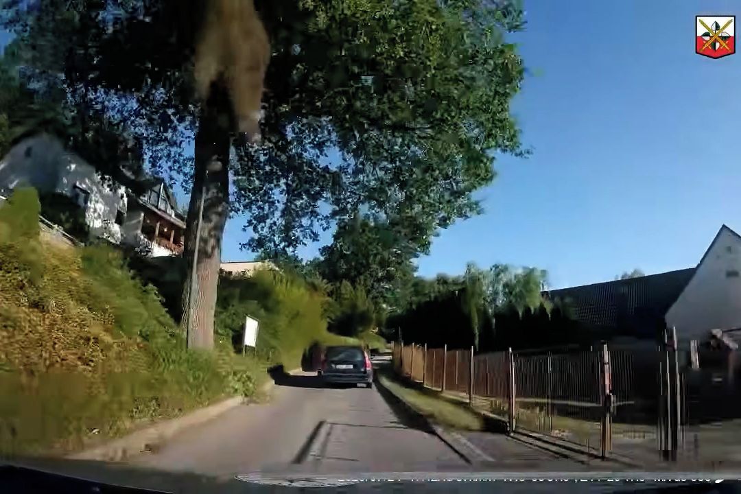 Když vidím policii, panikařím. V Českých Budějovicích zběsile ujížděli zdrogovaní řidič auta i motorkář