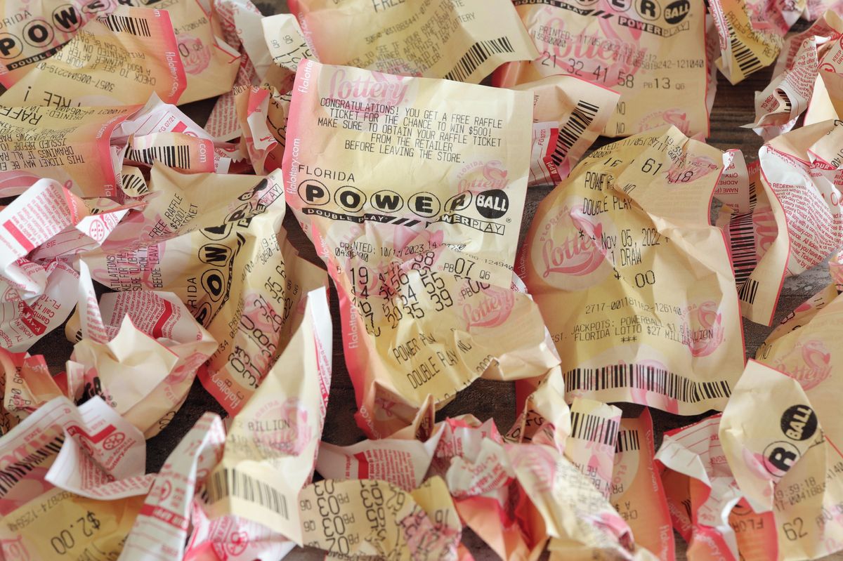 Italka vyhodila tiket vyhrávající jackpot. Popeláři jej našli a vrátili