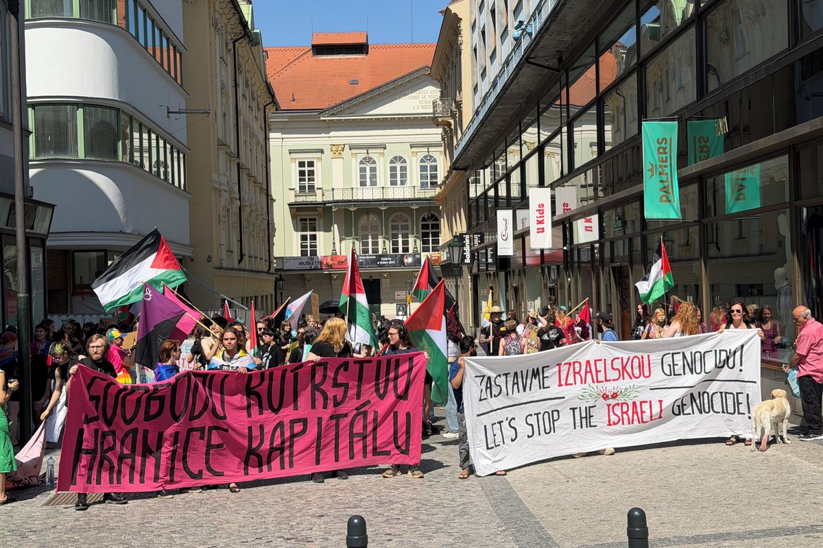 Svobodu kvírstvu, hranice kapitálu! Propalestinští aktivisté si nenechali ujít Prague Pride