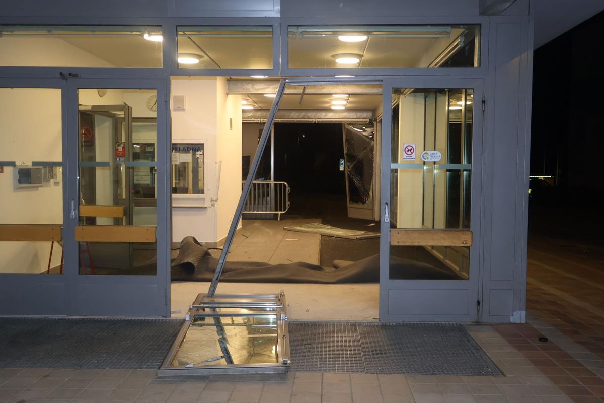 Opilý řidič prorazil dvoje skleněné dveře a projel vestibulem zimního stadionu v České Třebové