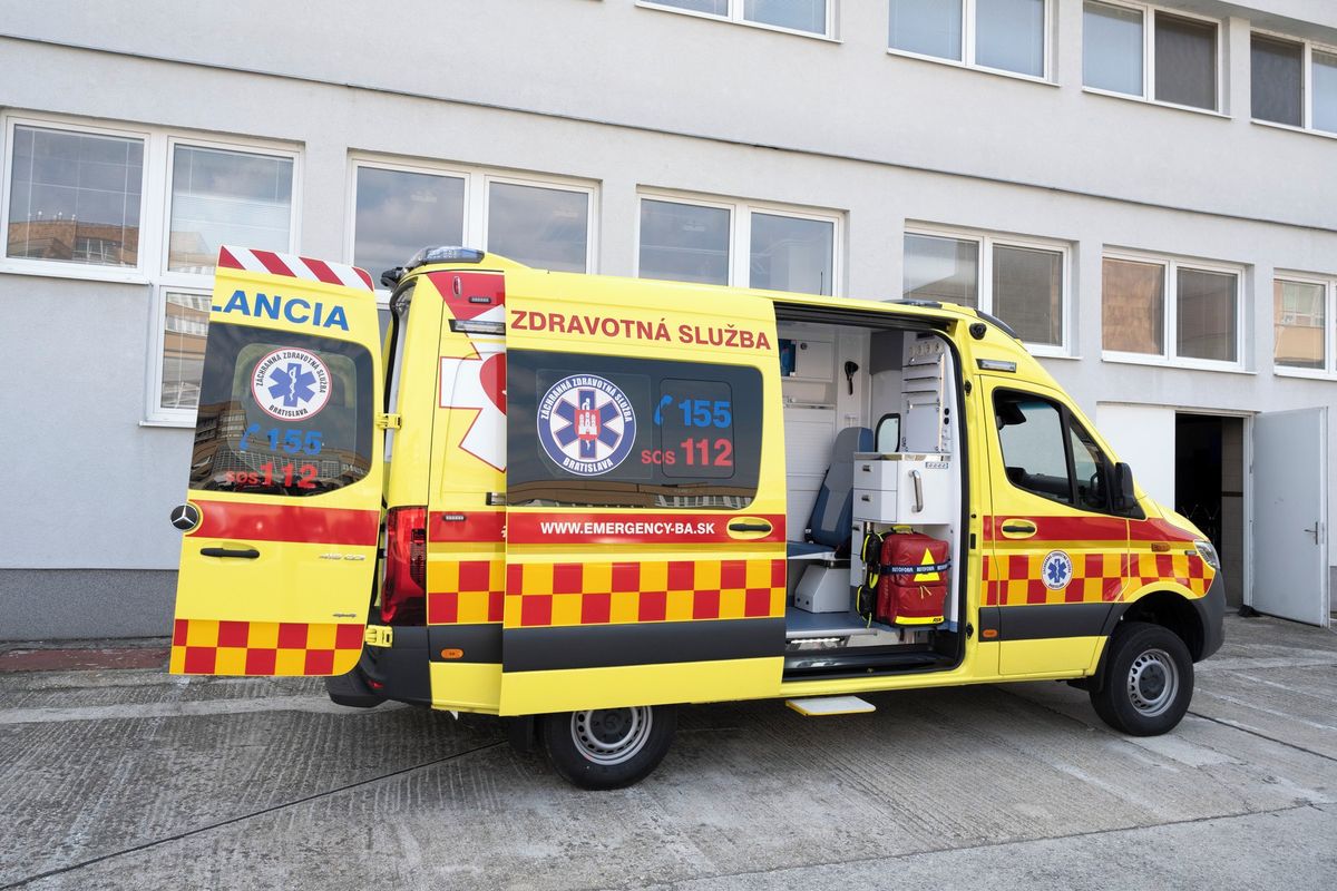 Záchranář se na Slovensku dopustil sexuálního násilí vůči ženě přímo v sanitce