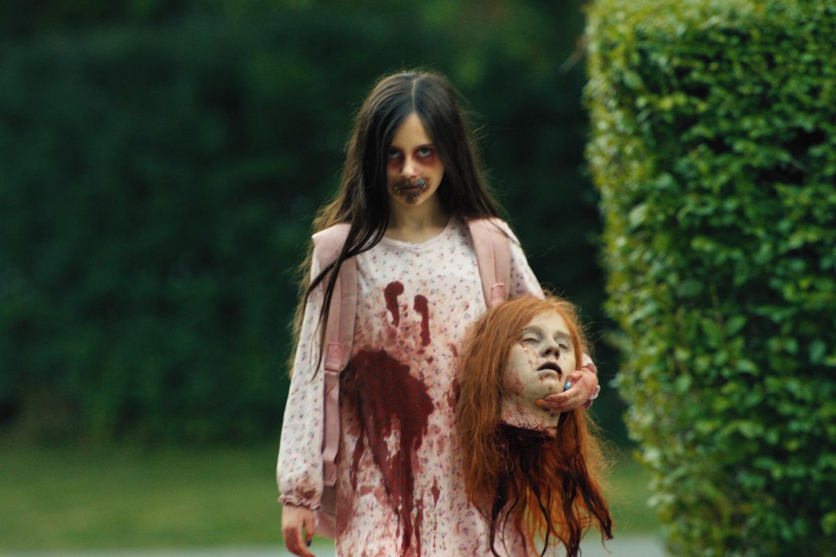 RECENZE: Děti běsní, dospělí padají jako mouchy. Zmrzlinář zve na nudnou apokalypsu