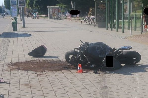 Vrtulník zasahoval u vážné nehody v Havířově. Motorkář po nárazu utrpěl těžká zranění