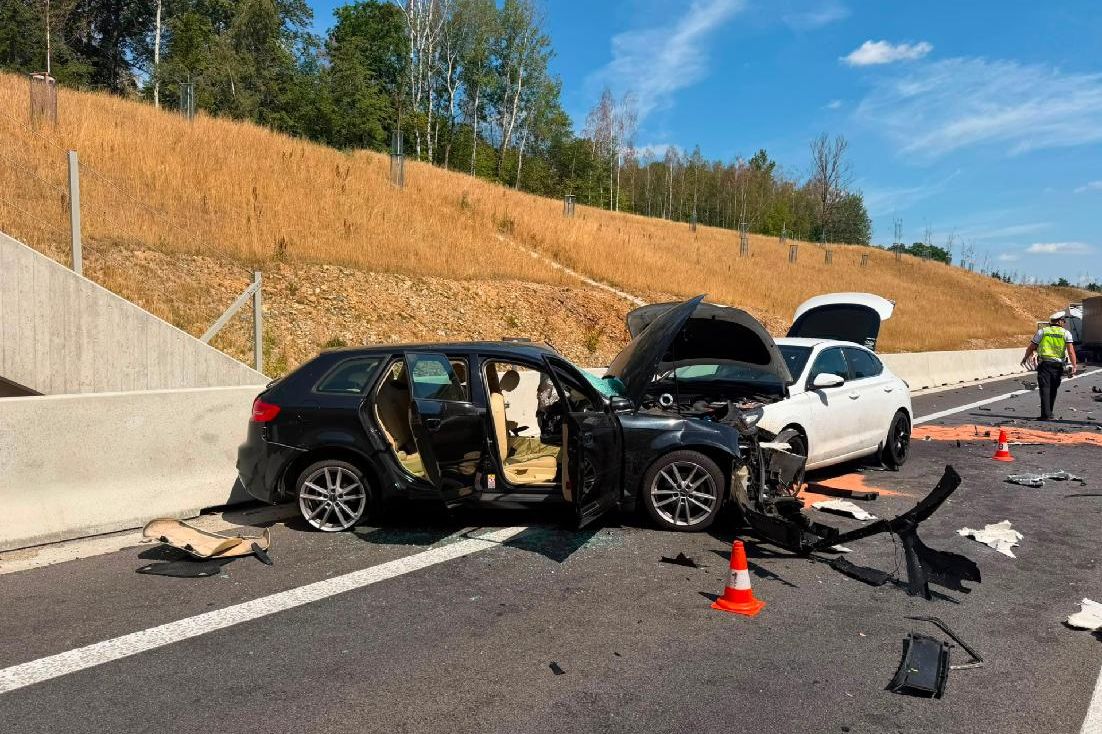 Na Českobudějovicku se čelně srazila dvě osobní auta a kamion