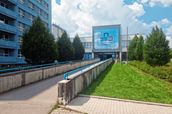 Vulgární bezdomovkyně otravuje v jihlavské nemocnici i MHD, zákaz pobytu ji nezastavil