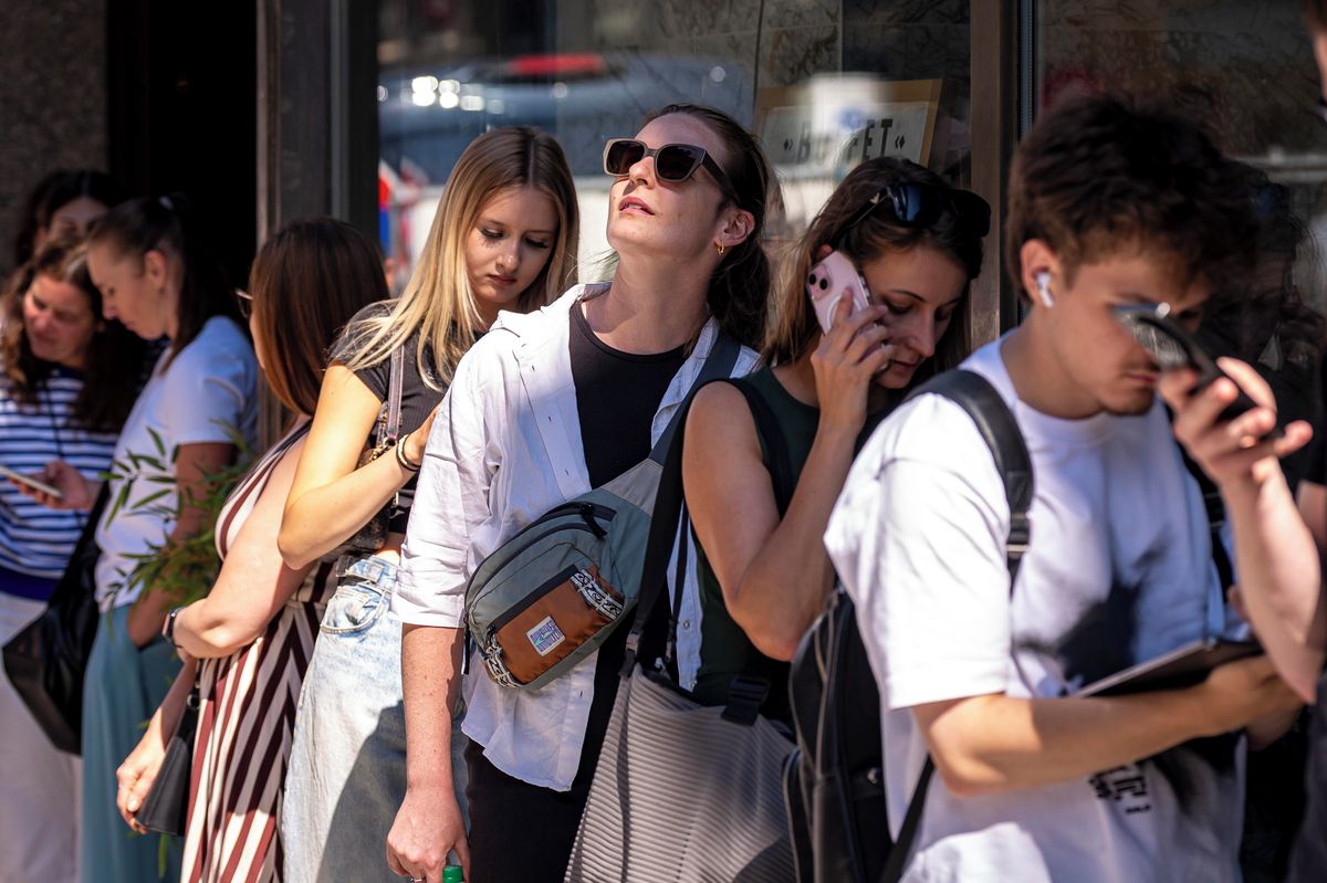 FOTO: Fronta jako u Tuzexu. O brýle na zatmění Slunce je obrovský zájem