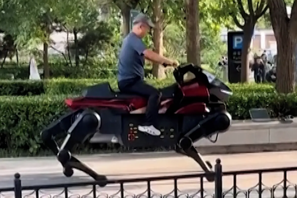 Těžké náklady v obtížném terénu? Robotický kůň unese až 300 kilogramů