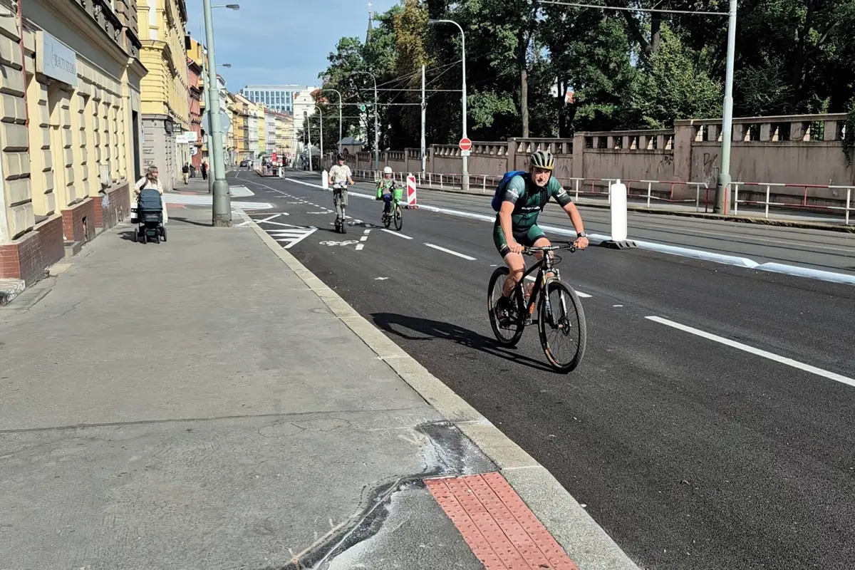 Pomalá auta a riziko pro kola. Nový cyklopruh na Plzeňské v Praze dráždí šoféry i jezdce