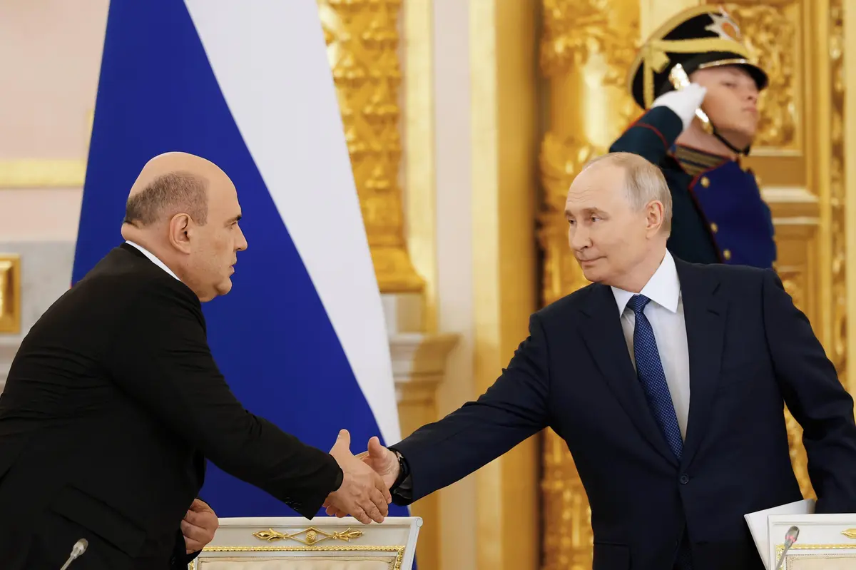 Rusku v dubnu chyběla likvidita, velké škrty zpomalily prohlubování deficitu