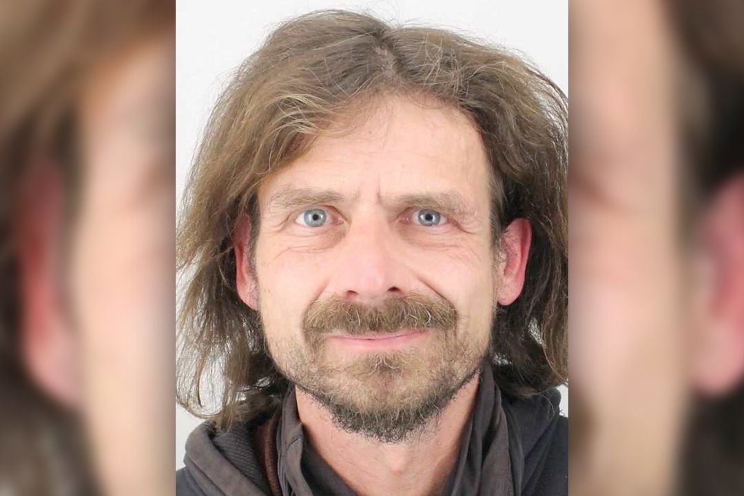 V minulosti shodil osobu do kolejiště. Kriminalisté v Praze hledají nebezpečného muže