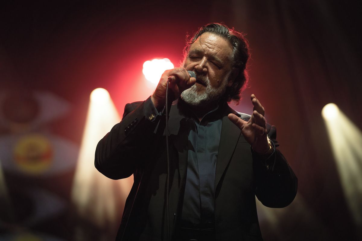 Russell Crowe zahájí v Praze evropské turné kapely The Gentlemen Barbers