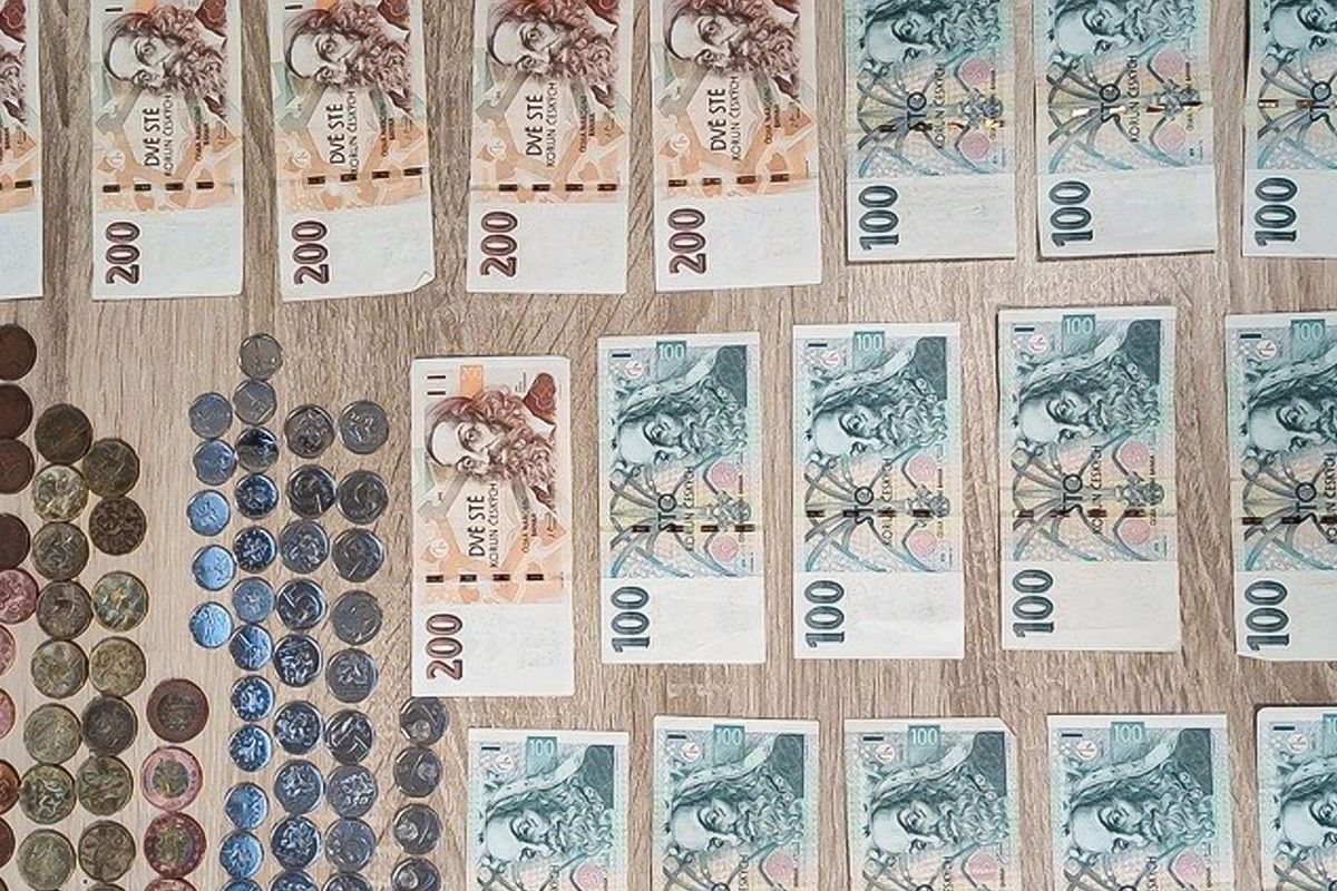 Peněženka se projela na střeše auta. Našel ji všímavý trolejbusák