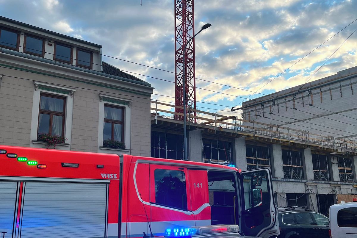 Opilec v Brně vylezl na jeřáb a nechtěl slézt. Sundala ho až zásahová jednotka