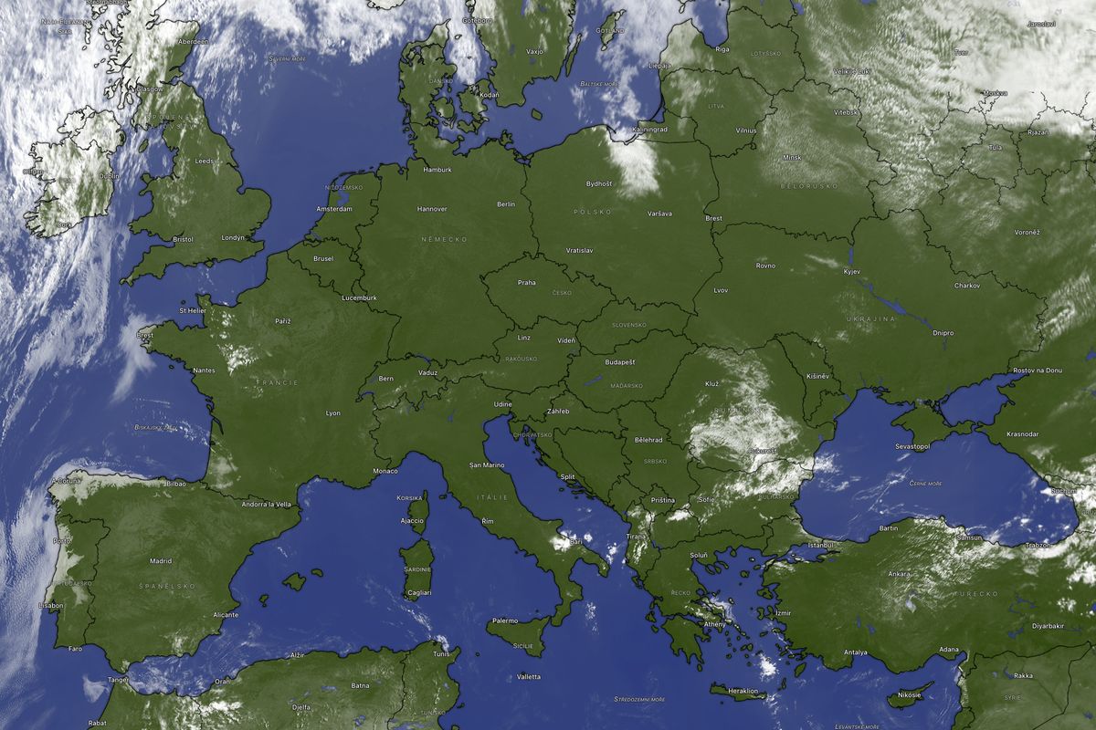 Najít mrak dá práci. Nad většinou Evropy je jak vymeteno
