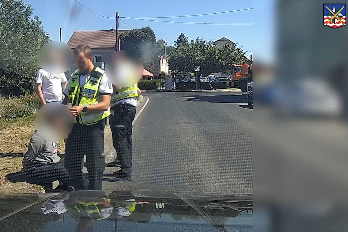 Zdrogovaného motorkáře v zákazu řízení zastavil ve Varech až policejní zátaras