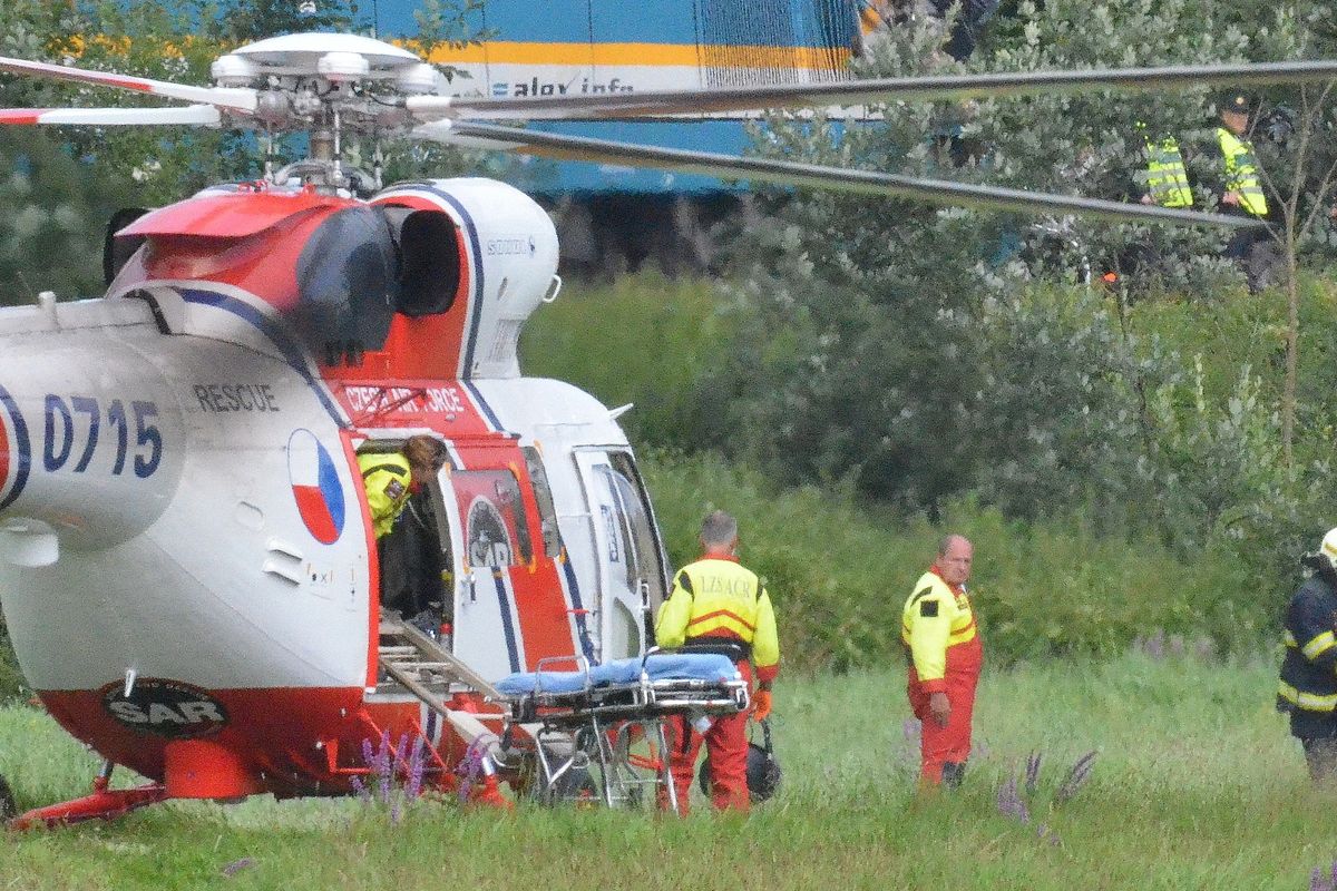 Řidiče porouchaného auta na dálnici D5 srazil kamion