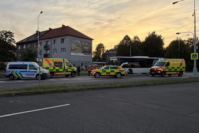Smrtelná nehoda ve Frýdku-Místku. Motorkář po nárazu do chodce zemřel, sražený muž bojuje o život