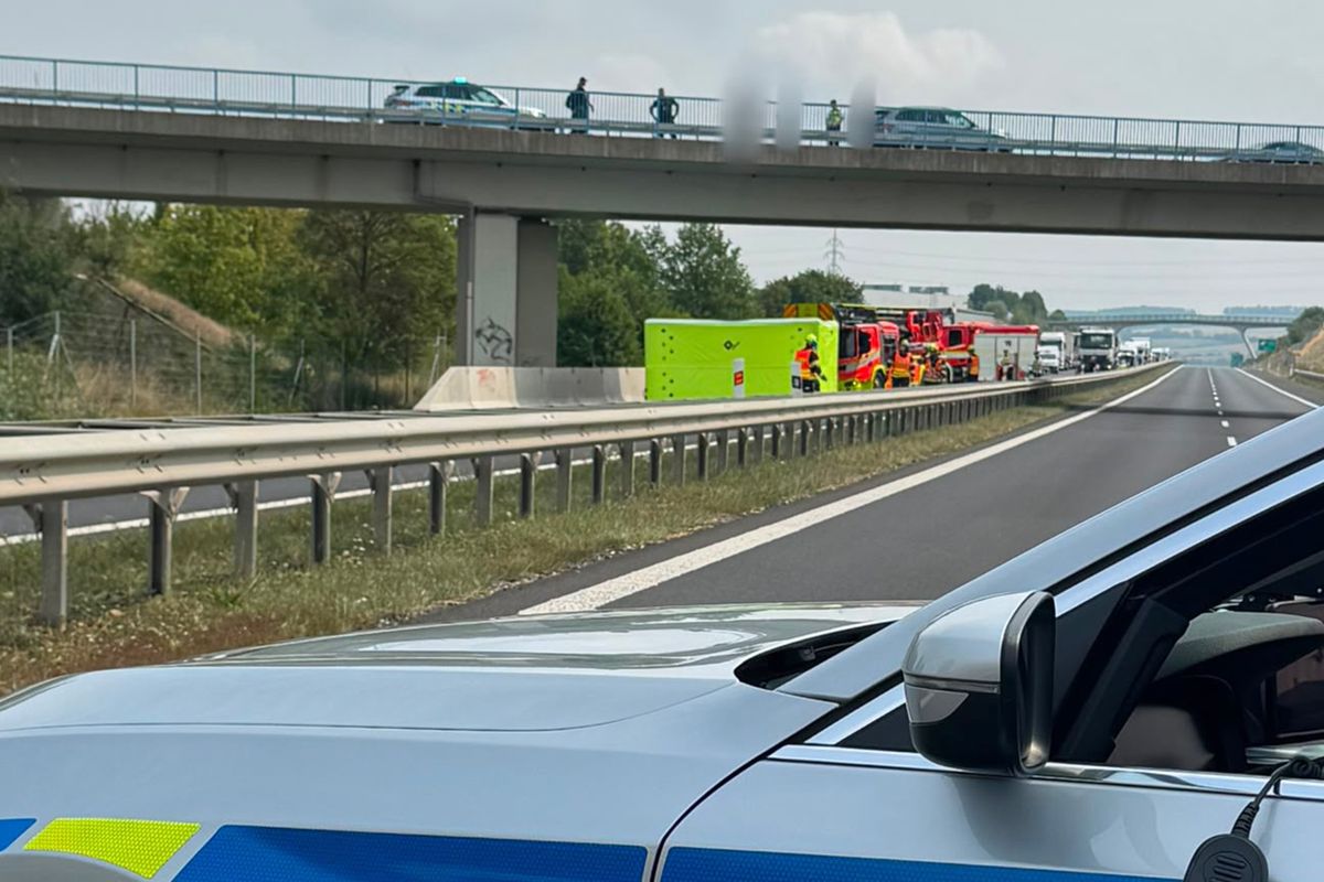 Drama na D7: Na mostě nad dálnicí stál člověk