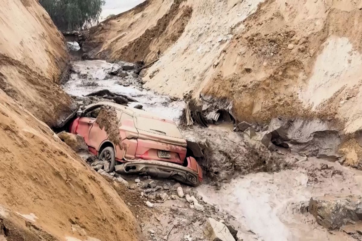 El Niño přináší extrémní lijáky. V Peru sesuv smetl klíčovou silnici