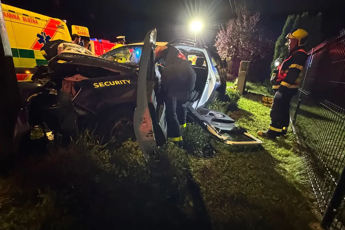 Na Frýdecko-Místecku narazilo auto do betonového sloupu. Řidič nepřežil