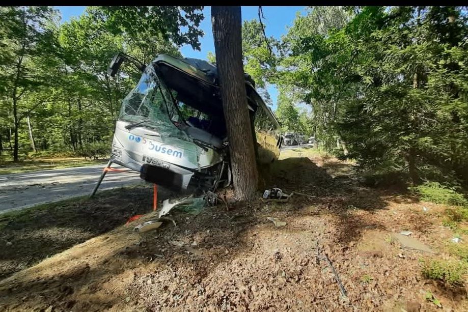 U Třeboně havaroval autobus. Na místě zasahují záchranáři i s vrtulníkem