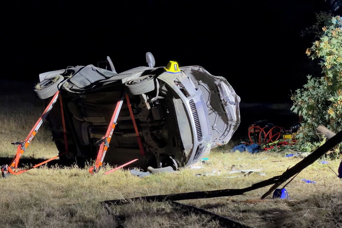 Vážná nehoda nedaleko Prahy. Devatenáctiletý mladík zemřel po nárazu do stromu
