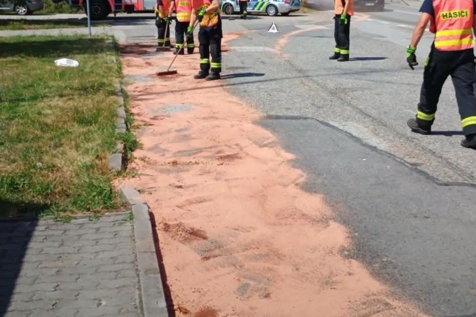 Na silnici na Českobudějovicku vyteklo z nákladního vozu sto litrů žíraviny
