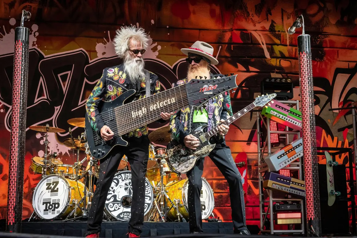 ZZ Top po nedávné smrti svého bubeníka pokračují v koncertování