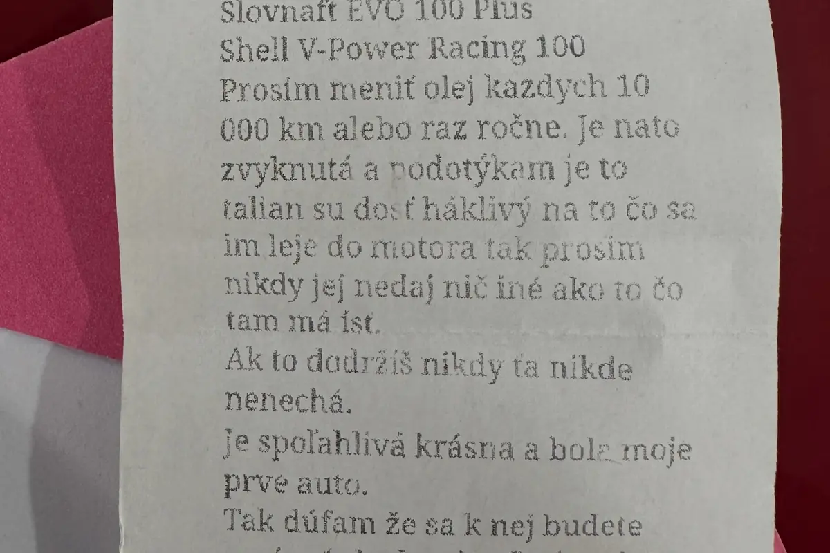 Jmenuje se Bublinka. Majitelka auta nechala novému vlastníkovi v přihrádce dojemný vzkaz