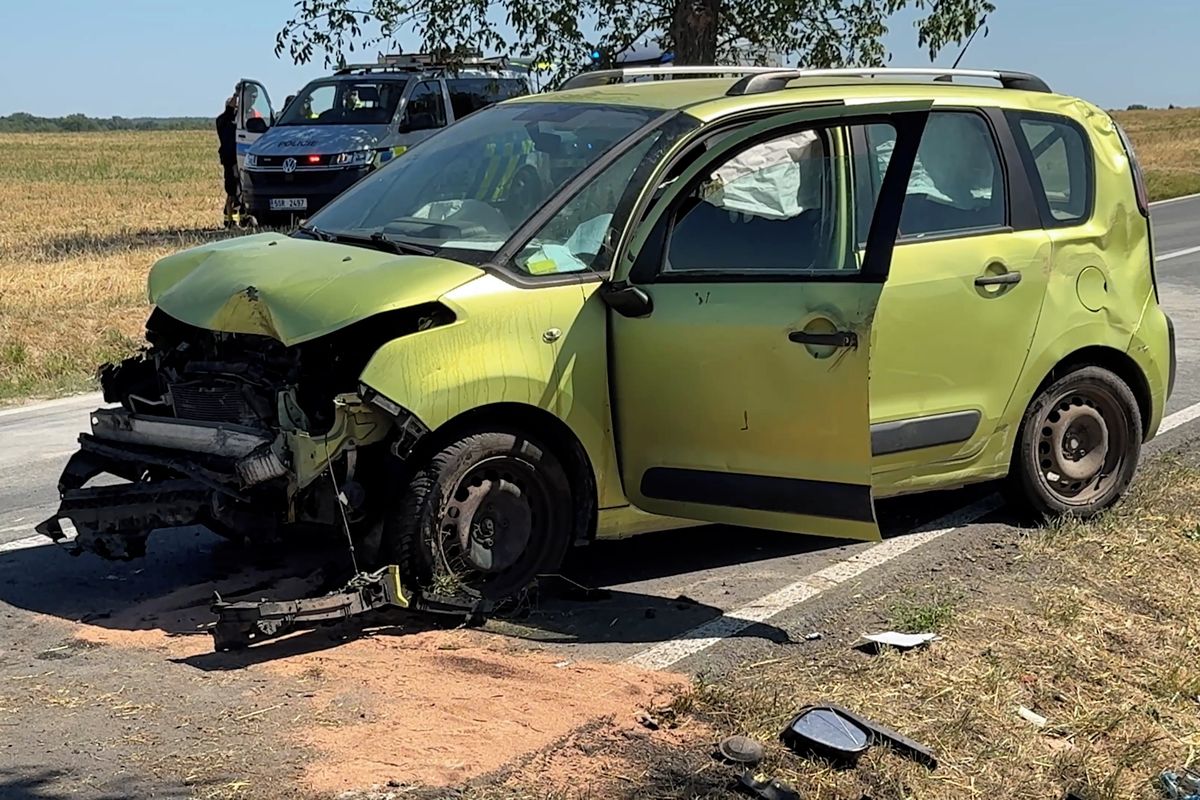 Tragická dopravní nehoda nedaleko Staré Boleslavi, řidič na místě zemřel