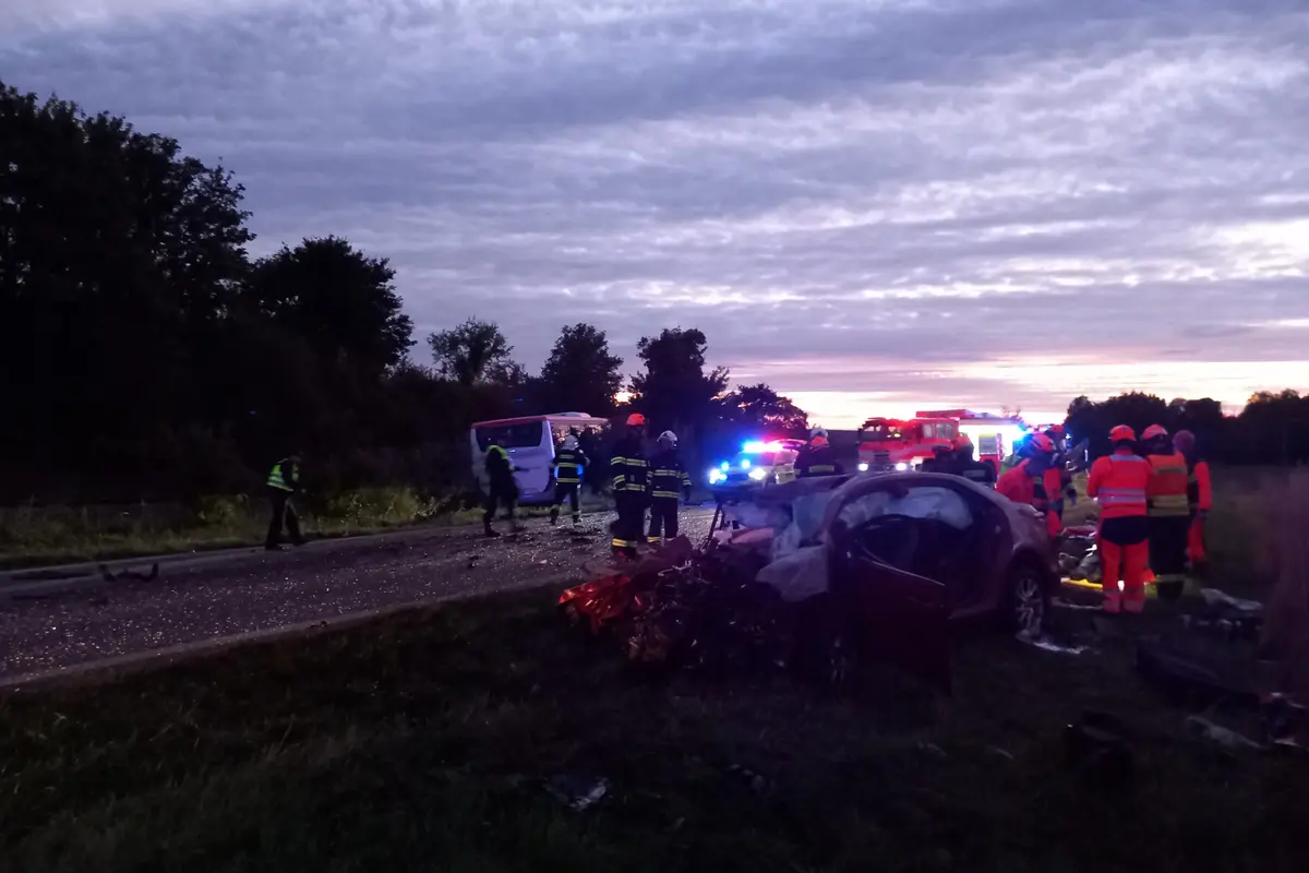 Od auta v protisměru na Vyškovsku se odrazil autobus a poškodil koleje
