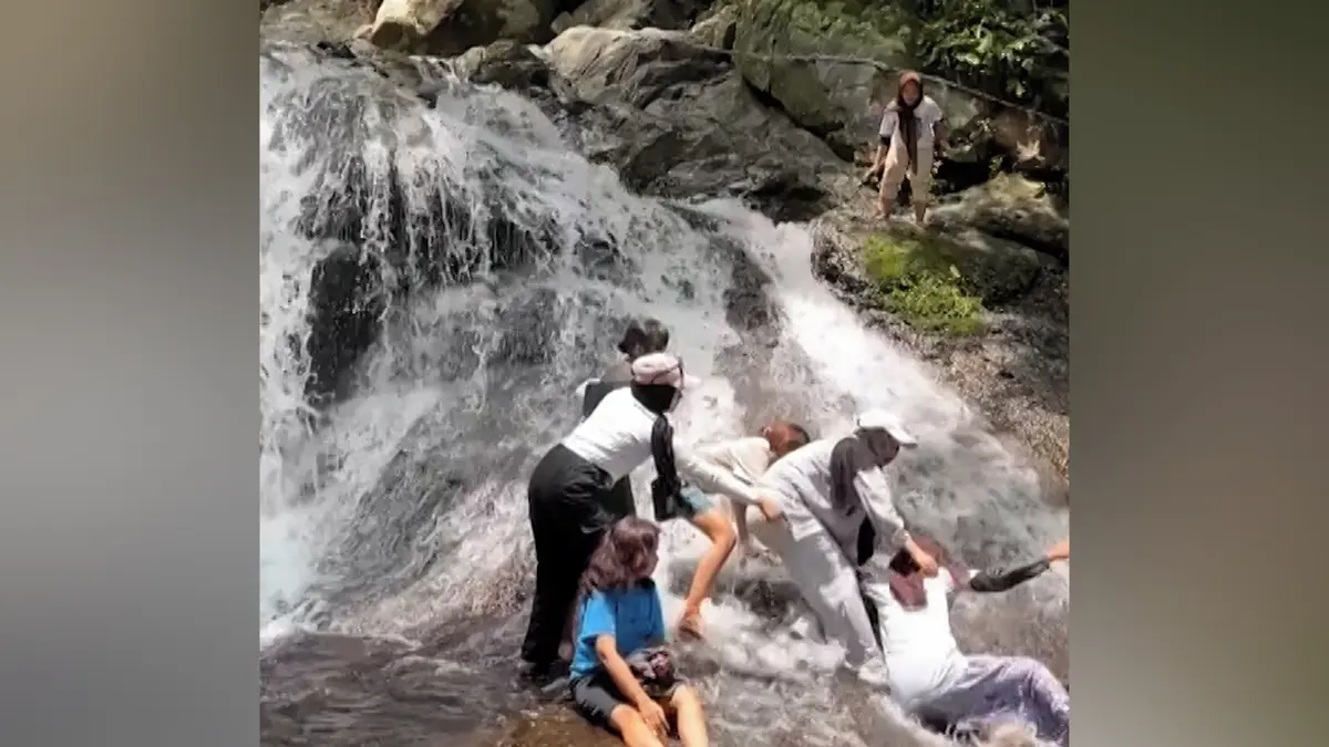 Teenageři zachránili turistku, která sklouzla do vodopádu