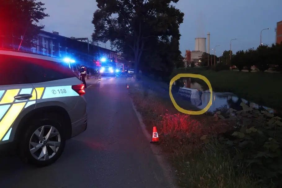 Narazil do stromu a skončil v řece. Řidič dodávky ve Zlíně nadýchal přes tři promile