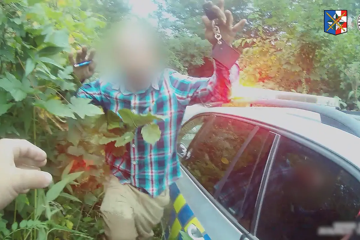 Šofér se zákazem řízení v kradeném autě na Přerovsku ujížděl policistům, skončil v řece